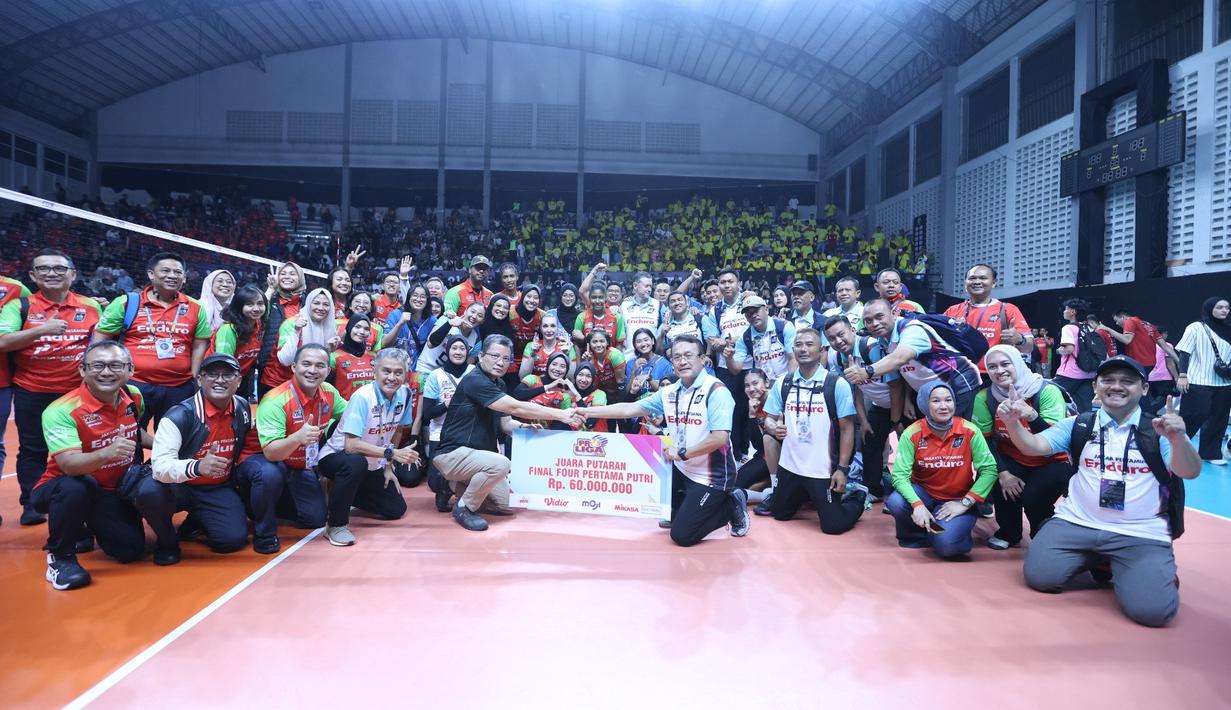 Jakarta Pertamina Enduro (JPE) meraih gelar juara putaran pertama Final Four Proliga 2026, usai kalahkan Gresik Phonska Plus Pupuk Indonesia di GOR Sritex Arena Solo, Kamis (9/4/2026). (Dok. PBVSI)