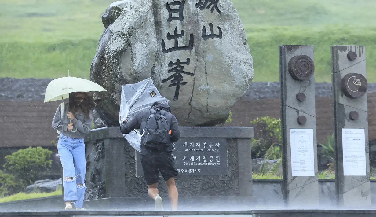 Badai ini diperkirakan akan mencapai pulau resor selatan Jeju beberapa jam kemudian dan kemudian mendarat di dekat pelabuhan utama Tongyeong pada Kamis pagi. (Park Ji-ho/Yonhap via AP)
