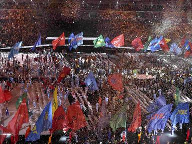 Penari dan Atlet berbaur saat penutupan Paralimpiade Rio 2016 di Stadion Maracana, Rio de Janeiro, Brasil, (19/9/2016) WIB. (REUTERS/Sergio Moraes )
