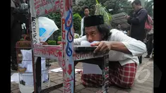 Aksi teatrikal Cicak VS Buaya dan Aksi Kucing mengeong digelar di depan gedung Komisi Pemberantasan Korupsi (KPK) Jakarta, Senin (26/1/2014). (Liputan6.com/Herman Zakharia)
