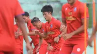 Renshi Yamaguchi (dua kanan) sebelumnya berseragam klub Lampang FC, tim yang bermain di kasta kedua Liga Thailand. Rensi diproyeksikan pelatih Eduardo Almeida di lini tengah sebagai gelandang. (Foto Bola.com/Iwan Setiawan)