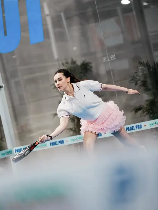 Pertama kali ikut turnamen padel, Aaliyah Massaid pilih tampil feminin dengan skort tulle warna pink [@aaliyah.massaid]