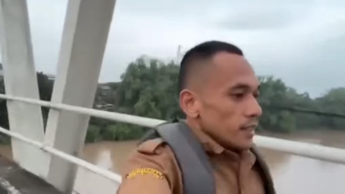 Cerita Guru di Bojonegoro Lari 4 Kilometer ke Sekolah Demi Hemat BBM