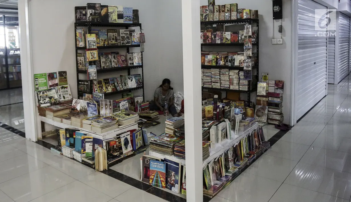 Pedagang menunggu pembeli di Pasar Buku Jakbook Kenari, Salemba, Jakarta, Selasa (30/7/2019). Sejumlah pedagang yang sebelumnya berjualan di kawasan Pasar Senen dan Kwitang tersebut mengaku pengunjung di sentra buku itu sepi. (Liputan6.com/Johan Tallo)