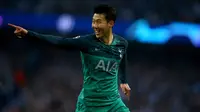 Winger Tottenham Hotspur, Son Heung-min berselebrasi setelah mencetak gol ke gawang Manchester City pada leg kedua perempat final Liga Champions di Etihad Stadium, Rabu (17/4).  Tottenham Hotspur melaju ke semifinal Liga Champions meski kalah 3-4 atas City. (AP/Dave Thompson)