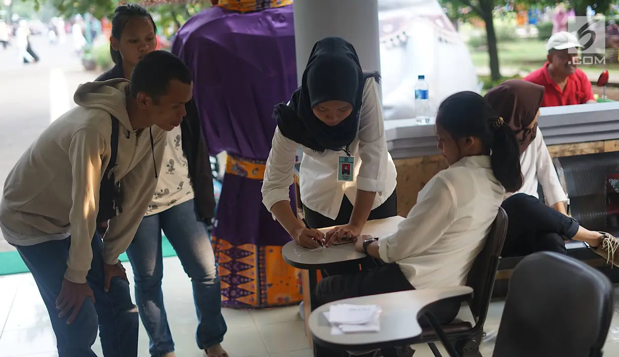 Petugas mendata pengunjung yang membuat laporan di pusat informasi Taman Margasatwa Ragunan, Jakarta, Kamis (6/6/2019). Kurangnya pengawasan serta mawas diri, membuat banyak pengunjung yang memadati pusat informasi untuk mencari anggota keluarga serta barang berharga (Liputan6.com/Immanuel Antonius)
