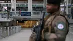 Seorang tentara Prancis dari operasi keamanan Sentinelle berjaga di aula setelah serangan pisau di stasiun kereta api Gare de Lyon di Paris, pada 3 Februari 2024. (Thomas SAMSON/AFP)