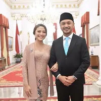 Cynthia Ganesha tampil mengenakan kebaya bernuansa dusty pink yang tampak begitu manis. [Foto: Instagram/ Cynthia Ganesha]