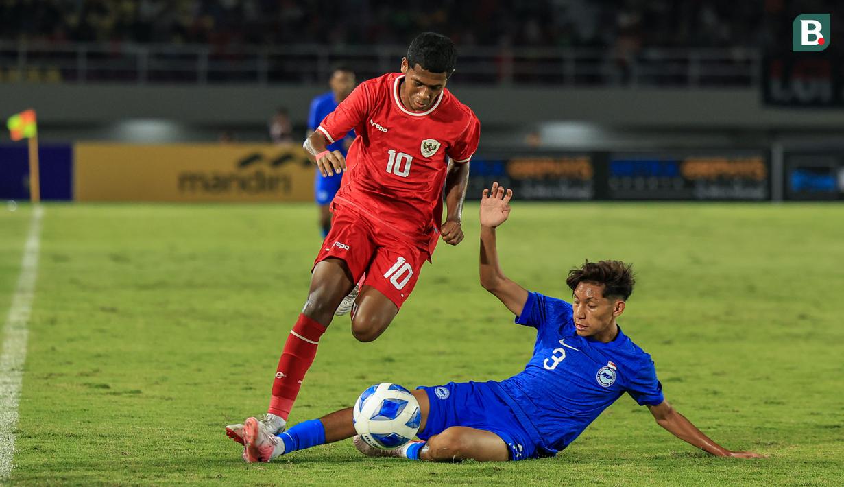 <p>Striker Timnas Indonesia U-16, Fadly Alberto berusaha melewati adangan bek Singapura, Muhammad Luth Harith pada laga matchday pertama Grup A Piala AFF U-16 2024 di Stadion Manahan, Solo, Jumat (21/6/2024). (Bola.com/Radifa Arsa)</p>