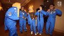 Lima guru Indonesia mengenakan flight suit sebelum sesi foto di Jakarta, (29/6). Mereka kembali dari program tahunan Honeywell Educators at Space Academy (HESA) di U.S Space & Rocket Center (USSRC) selama 5 hari di Amerika. (Liputan6.com/Fery Pradolo)