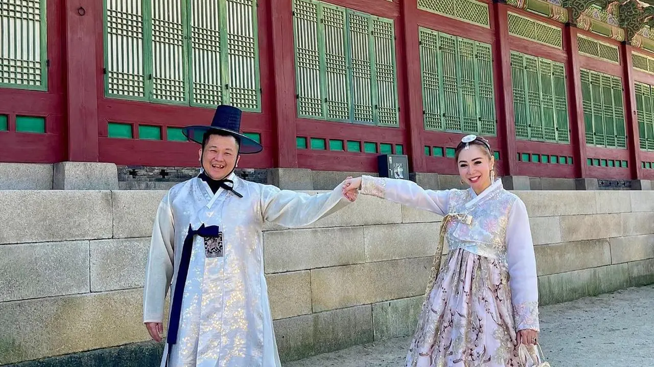 Tampil Mesra, Ini 6 Potret Femmy Permatasari Liburan Ke Korea Bareng Suami