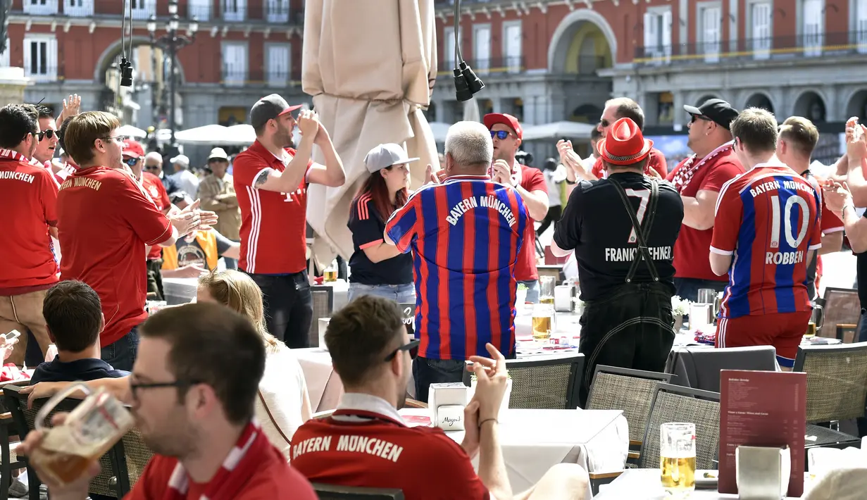 Para suporter Bayern Muenchen berkumpul sebelum pertandingan melawan Real Madrid di stadion Santiago Bernabeu, Spanyol (18/4). Dalam pertemuan pertama Bayern Muenchen kalah dari Real Madrid dengan skor 2-1. (AFP Photo / Gerard Julien)
