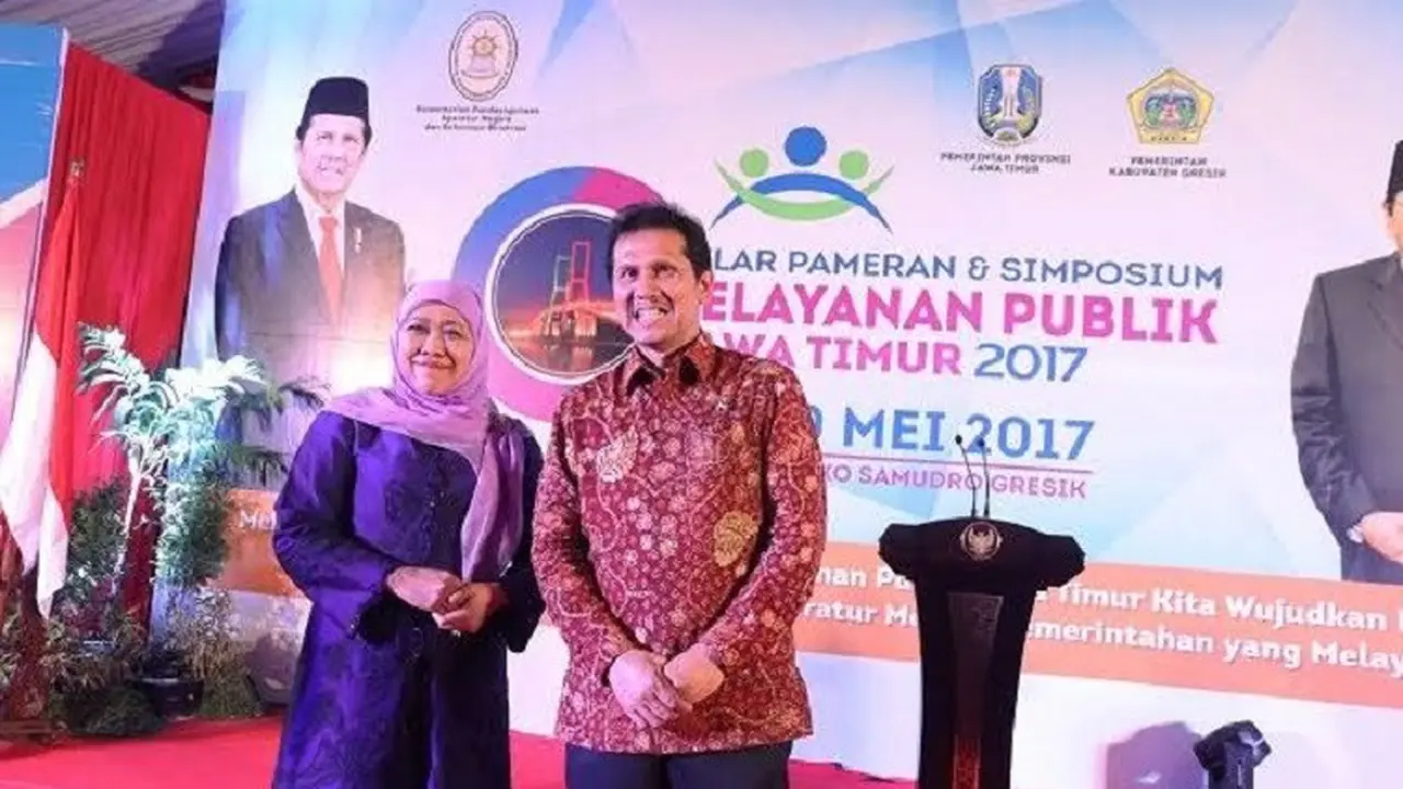Asman Abnur, Ketua IKA UA Komisariat Pascasarjana Unair dalam satu kegiatan bersama Khofifah Indar Parawansa. (Foto: Istimewa)
