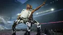 Nicky Byrne (kiri) dan Kian Egan dari Westlife tampil pada pertunjukan di Wembley Stadium, London, Inggris, 6 Agustus 2022. Penampilan Westlife diputar langsung di bioskop seluruh Inggris, Irlandia, dan Eropa. (Aaron Chown/PA via AP)