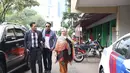 Tidak ada kata yang terucap sebelum memasuki ruang Sentra Pelayanan Kepolisian (SPK). Ia hanya melempar senyum pada wartawan yang telah lama menunggunya. (Nurwahyunan/Bintang.com)