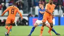 Pemain Italia, Daniele Rugani (tengah) berusaha menutup pergerakan pemain Belanda, Georginio Wijnaldum (kiri) pada laga uji coba di Allianz Stadium, Turin, (4/6/2018). Italia dan Belanda bermain imbang 1-1. (Alessandro Di Marco/ANSA via AP)