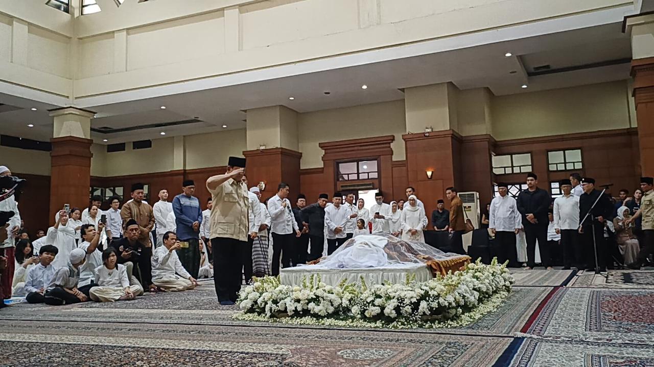 Momen Prabowo Beri Salam Hormat Terakhir ke Tokoh Pencak Silat Eddie Nalapraya