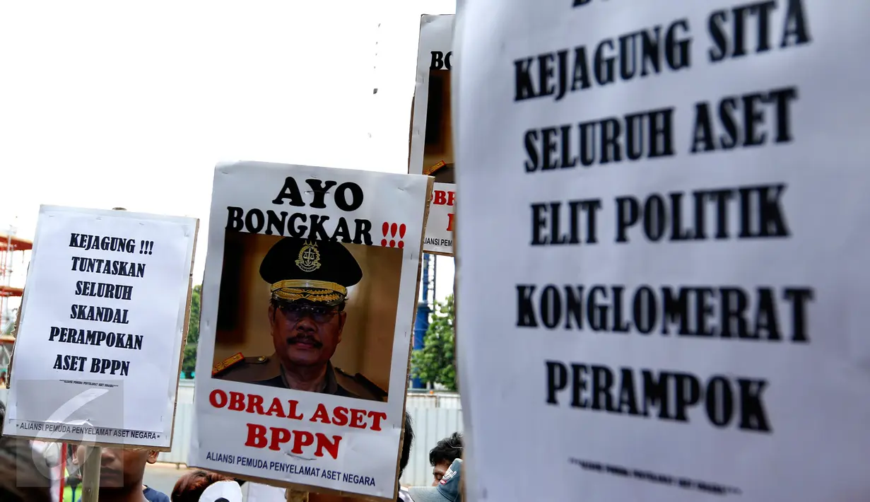 Massa dari Aliansi Pemuda Penyelamat Aset Negara membawa spanduk saat aksi demo di depan Kejaksaan Agung, Jakarta, Rabu (2/9/2015). Massa menuntut penuntasan perampokan aset BPPN tahun 2003 yang merugikan negara ratusan triliun.(Liputan6.com/Yoppy Renato)
