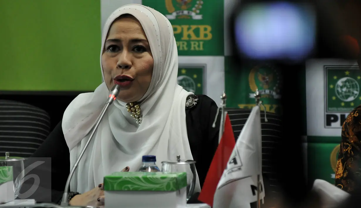 Orangtua penyandang disabilitas yang juga artis Dewi Yull saat diskusi publik di Ruang F-PKB, Senayan, Jakarta, Kamis (15/10/2015). Diskusi ini mengulas tentang penjaminan hak-hak penyandang disabilitas dalam undang-undang.(Liputan6.com/JohanTallo)