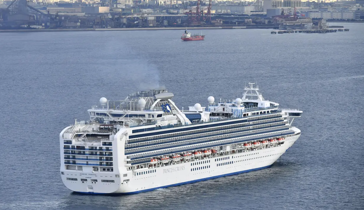 Sebuah kapal pesiar Diamond Princess berlabuh di Pelabuhan Yokohama pada saat kedatangan di Yokohama, dekat Tokyo, Selasa, (4/2/2020). Juru bicara Jepang, Yoshihide Suga menyebut delapan orang di dalam kapal tersebut mengalami gejala-gejala virus corona seperti demam. (Kyodo News via AP)