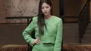 Penampilan manis Min Ji mengenakan set outfit berwarna hijau. Set yang dipilih Min Ji ini terdiri dari atasan lengan panjang yang serasi dengan celana pendeknya, sama-sama berwarna hijau. [Foto: Instagram/joymingzi_]