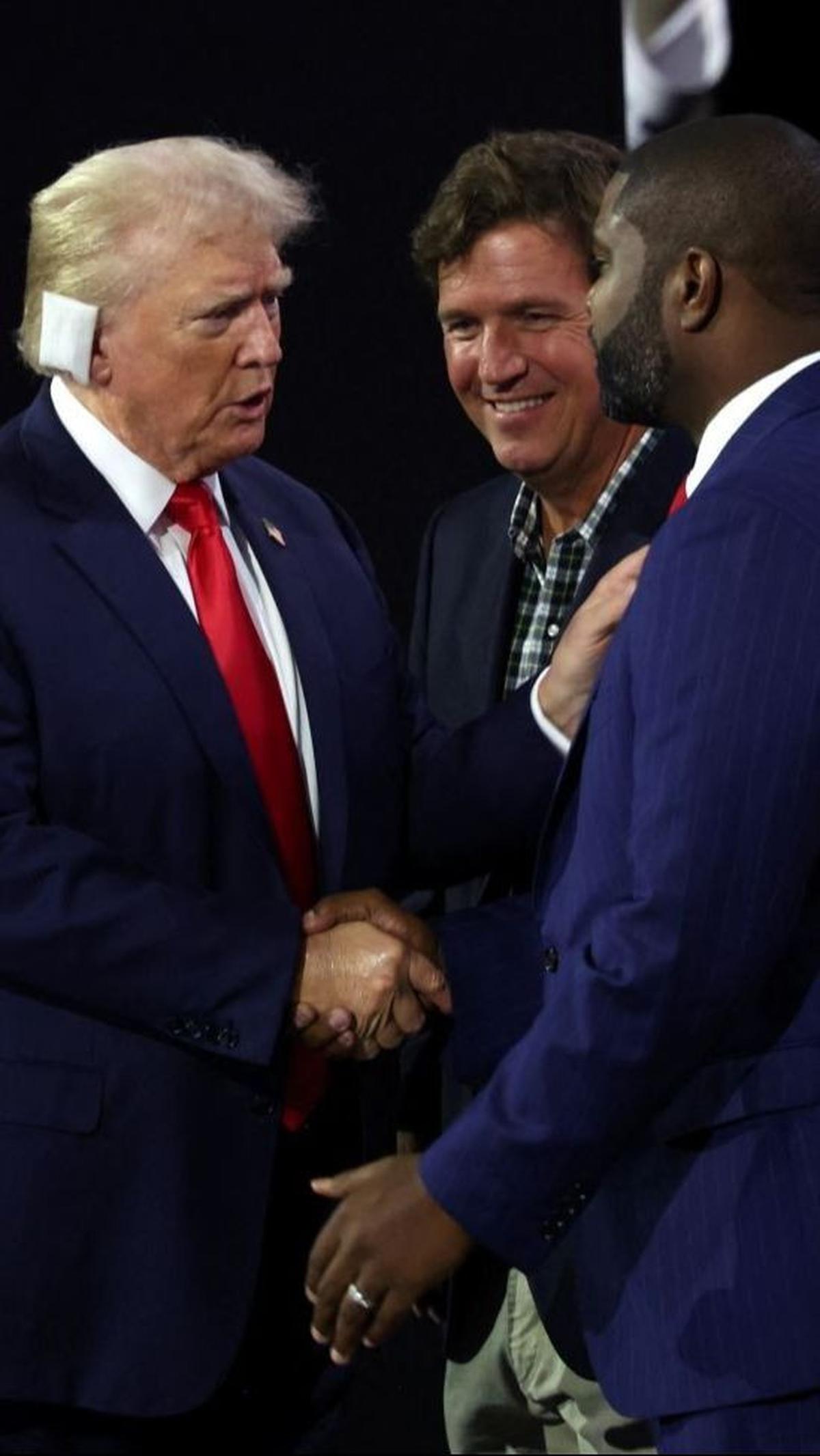 Donald Trump berjabat tangan dengan Rep. Byron Donalds (FL) saat menghadiri Hari Pertama Konvensi Nasional Partai Republik (RNC), di Forum Fiserv di Milwaukee, Wisconsin, AS, Foto: REUTERS / Mike Segar