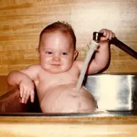 Dilihat dari wajah tengilnya saat masih kecil, kayaknya 10 bayi ini pas gede bakal jadi gangster nih. (Via: boredpanda.com)