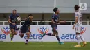 Bek Persita Tangerang, Moh. Edo Febriansyah (kanan kedua) merayakan gol penyeimbang 1-1 saat laga pekan keempat BRI Liga 1 2021/2022 antara Persita Tangerang melawan Bali United di Stadion Pakansari, Bogor, Jumat (24/09/2021) WIB. (Bola.com/Bagaskara Lazuardi)