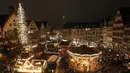 Pasar Natal digambarkan pada hari pembukaannya di Frankfurt am Main, Jerman, Senin (25/11/2019). Sesuai dengan namanya, tempat ini adalah sebuah pasar yang bertemakan Natal. (Photo by Daniel ROLAND / AFP)
