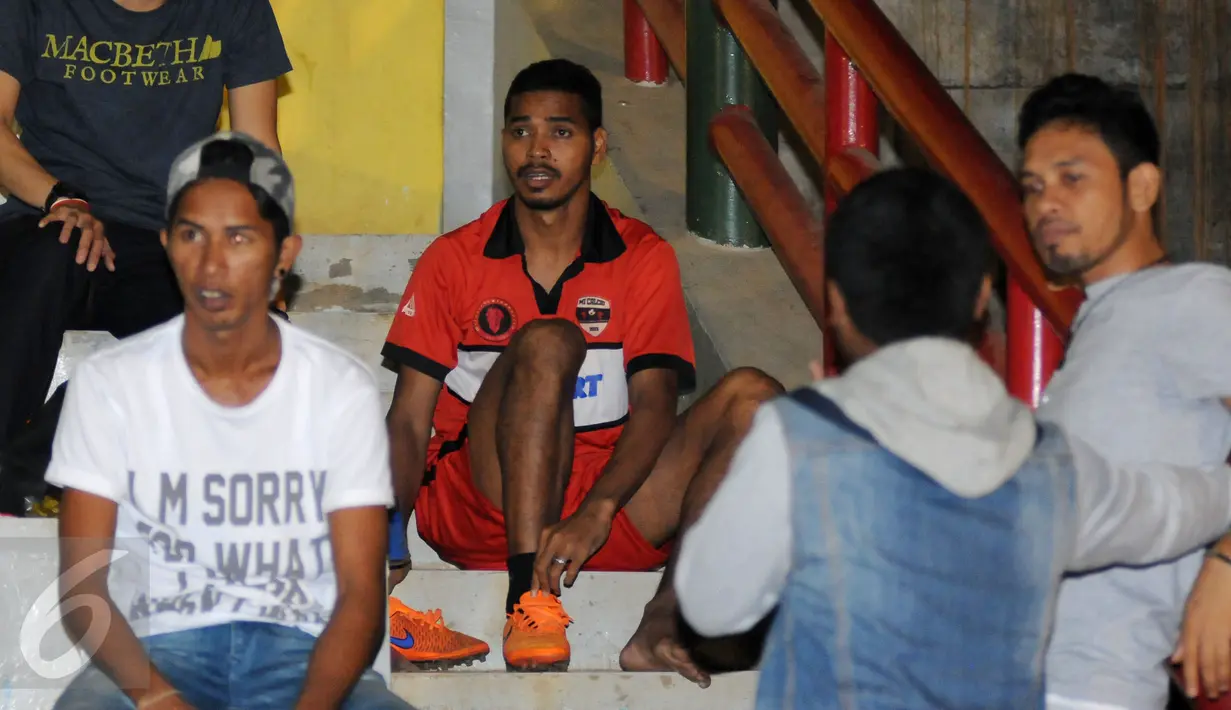 Pesepakbola nasional, Hasyim Kipuw (tengah) bersiap berlaga di Trofeo Calcio Charity yang digelar di Lapangan Pertamina Simprug, Jakarta, Sabtu (11/7/2015). Turnamen tersebut merupakan laga amal untuk Alfin Tuasalamony. (Liputan6.com/Helmi Fithriansyah) 