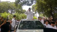 Prabowo Subianto tiba di KPU dengan naik mobil. (Liputan6.com/Nafiysul Qodar)