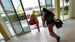 Dokter Filipina, Maria Lagbes dan sopir ambulans pink dari tim Women Responders meninggalkan markas layanan ambulans di Dubai, 13 Juli 2017. Tim unit khusus ini terdiri dari empat perempuan yakni, dua petugas medis dan dua sopir. (GIUSEPPE CACACE/AFP)