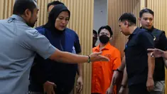 Buronan Interpol asal Filipina, Hector Aldwin Pantollana (tengah) sesaat sebelum rilis Penangkapan sekaligus Pemulangan WNA di kantor Direktorat Jenderal Imigrasi, Jakarta, Selasa (26/11/2024). (merdeka.com/Arie Basuki)