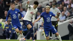 Tottenham langsung mengambil inisiatif menyerang di awal laga. Pada menit ke-4 tembakan Son Heung-min masih belum menemui sasaran. (AP/Matt Dunham)