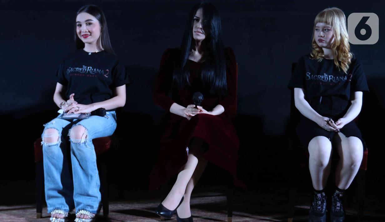 Pemeran film The Sacred Riana 2: Bloody Mary, Riana (tengah) saat jumpa pers di Jakarta, Kamis (21/7/2022). Boneka Riani dalam film ini dinilai dapat mendatangkan petaka bagi orang lain. (Liputan6.com/Herman Zakharia)