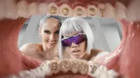 Cinta Laura dan Ramengvrl dalam video klip Bossy. (YouTube/RAEMNGVRL)