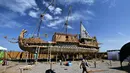 Perahu Viracocha III dipamerkan kepada publik di Pantai Chinchorro di kota Arica, Chili (5/2). Perahu ini terbuat dari rumput totora atau sejenis alang-alang. (AFP Photo/Ignacio Munoz)