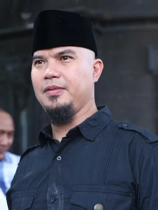 Sesampainya dirumah Ahmad Dhani, di kawasan Pondok Indah, Jakarta Selatan, Yusril di ajak melihat-lihat koleksi Ahmad Dhani, dari mulai lemari, foto dan lain-lain. (Nurwahyunan/Bintang.com)