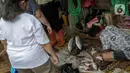 Pedagang memotong ikan bandeng yang dia jual di kawasan Rawa Belong, Jakarta, Selasa (21/1/2020). Bandeng yang biasanya menjadi hidangan khas saat Tahun Baru Imlek tersebut mulai ramai diperdagangkan di Rawa Belong. (Liputan.com/Faizal Fanani)
