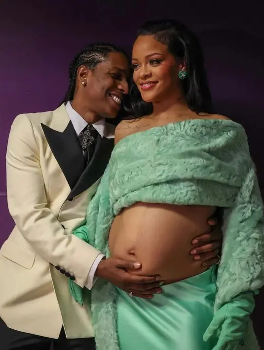 Foto tersebut diambil di belakang panggung. Namun hasilnya jadi yang paling cute. Rihanna memakai atasan crop top beledu dan rok satin warna hijau mint dari Bottega Venetta. [@rihannaofficiall]