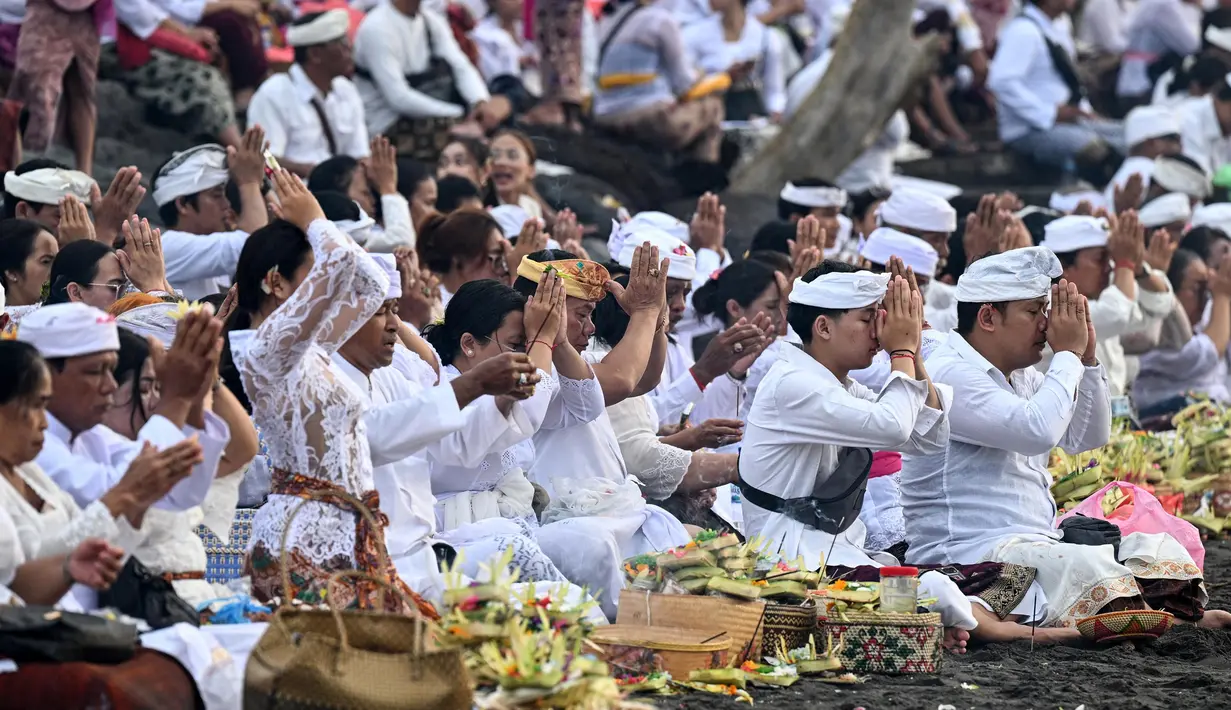 Upacara ini merupakan ritual pemurnian untuk membersihkan tubuh, pikiran, dan jiwa masyarakat Bali sebelum dimulainya tahun baru, menurut kalender Saka. (Sonny TUMBELAKA/AFP)