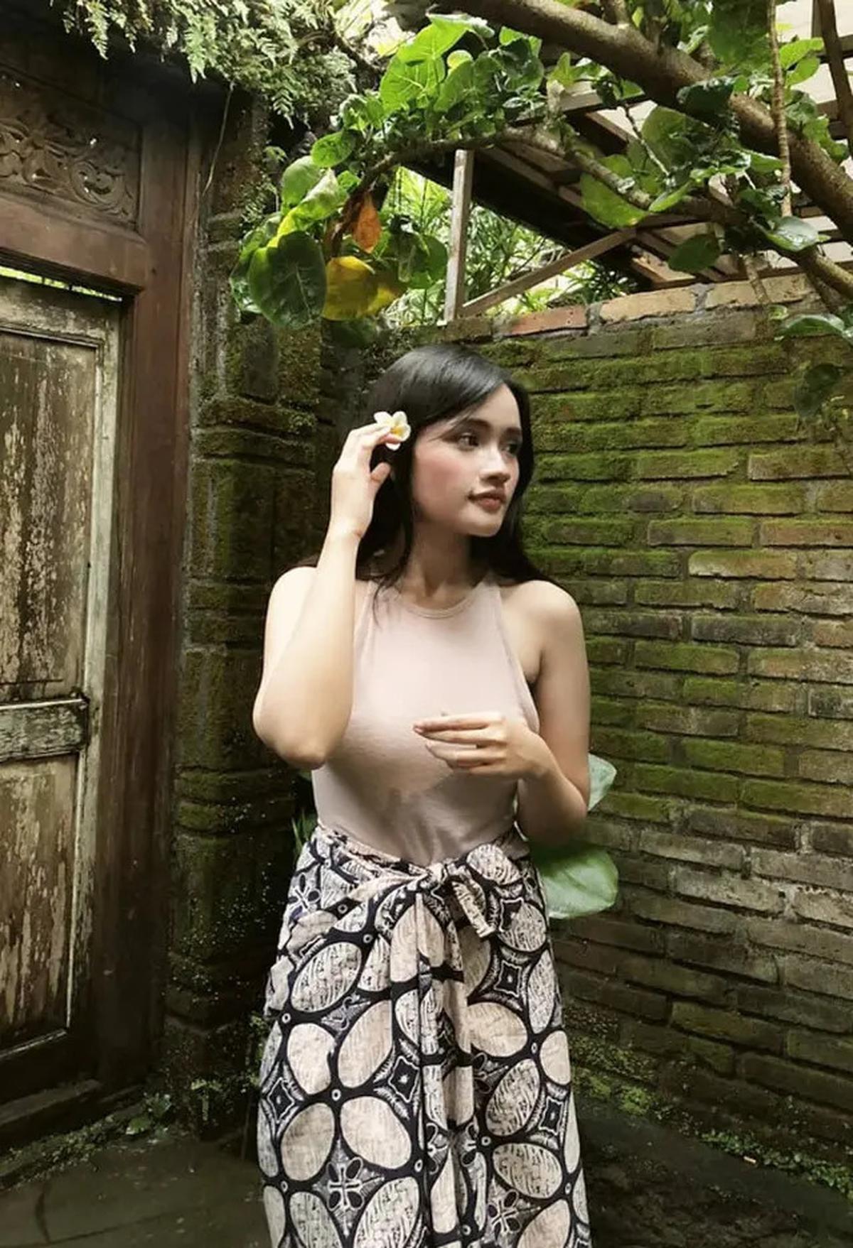 9 Gaya Fanny Soegi dengan Rok Batik, Anggun dan Kekinian