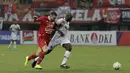 Striker Persija Jakarta, Marko Simic, berebut bola dengan pemain Tira Persikabo pada laga Shopee Liga 1 di Stadion Patriot Chandrabhaga, Bekasi, Minggu (3/11). Persija menang 2-0 atas Tira Persikabo. (Bola.com/Yoppy Renato)