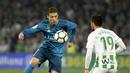 Gaya bintang Real Madrid, Cristiano Ronaldo (kiri) melewati adangan pemain Real Betis, Antonio Barragan pada lanjutan La Liga Santander di Villamarin stadium,Seville, (18/2/2018). Real Madrid menang 5-3. (AFP/Cristina Quicler)