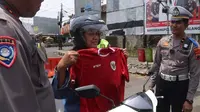 Polres Pemalang Bagi-Bagi Jersey Timnas, Cara Unik Edukasi Aturan Lintas