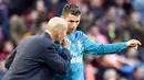 Pelatih Real Madrid, Zinedine Zidane mengintruksikan Cristiano Ronaldo saat bertanding melawan Valencia pada lanjutan La Liga Spanyol di stadion Mestalla, (27/1). Real Madrid menang 4-1. (AFP Photo/Jose Jordan)