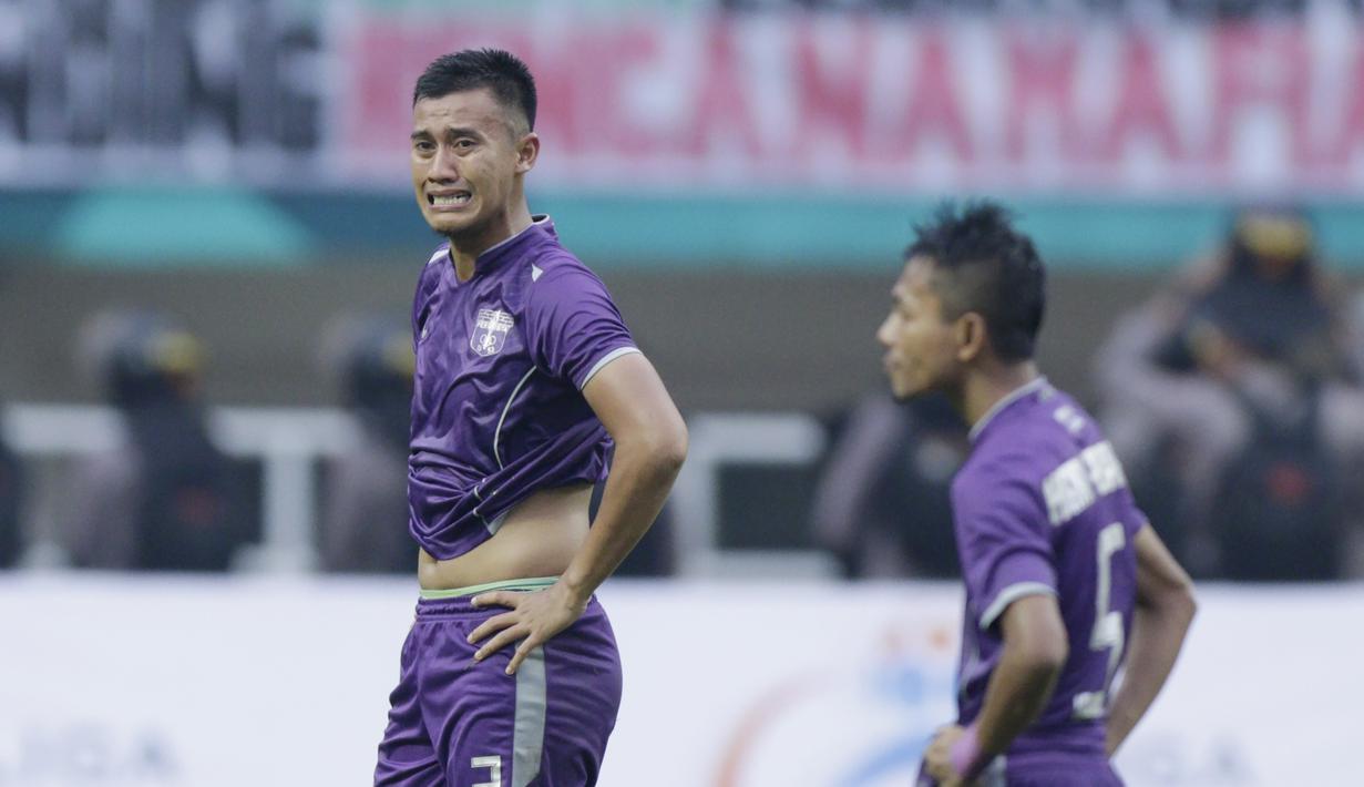 Bek Persita Tangerang, Rico Sanjaya, menangis usai ditaklukkan Kalteng Putra pada laga Liga 2 di Stadion Pakansari, Jawa Barat, Selasa (4/12). Kalteng menang 2-0 atas Persita. (Bola.com/M. Iqbal Ichsan)