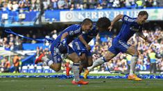 Penggawa Chelsea merayakan keberhasilan meraih trofi juara Liga Premier Inggris musim 2014/2015. (Reuters/Dylan Martinez)