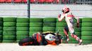 Pebalap Repsol Honda, Marc Marquez, terjatuh saat sesi kualifikasi MotoGP San Marino di Sirkuit Marco Simoncelli, Minggu (9/9/2018). Lorenzo menjadi yang tercepat dengan catatan waktu 1 menit 31,629 detik. (AFP/Tiziana Fabi)