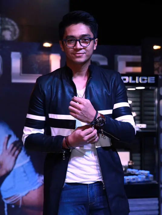 Bintang sinetron Deva Mahendra juga gagah dengan Police Watch New Collection. (Deki Prayoga/bintang.com)